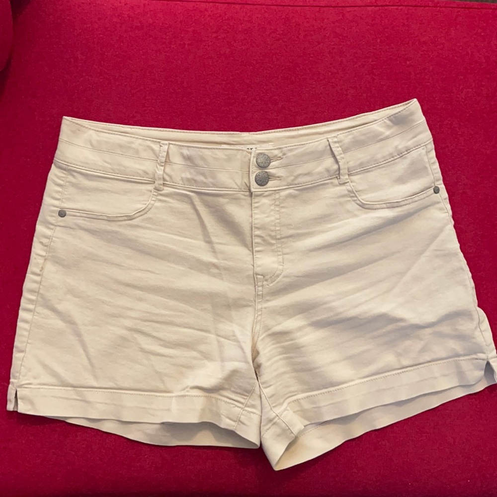 D. Jeans Women’s Size 16 Tan Stretchy Shorts